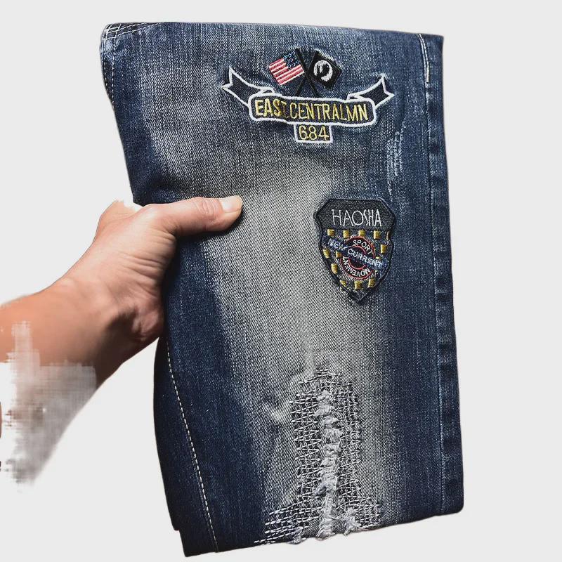 Мужские облегающие джинсы с вышитым цветочным узором, потертостями, заплатками и эластичной отделкой.