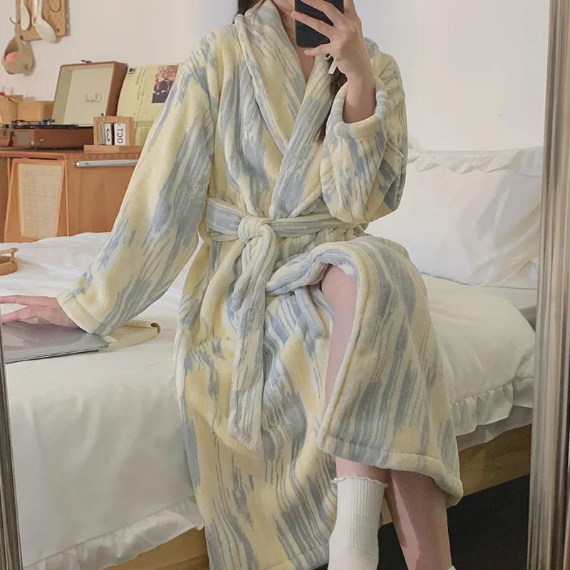 Ночная рубашка из полосатого кораллового флиса: Длинный фланелевый халат на осень и зиму