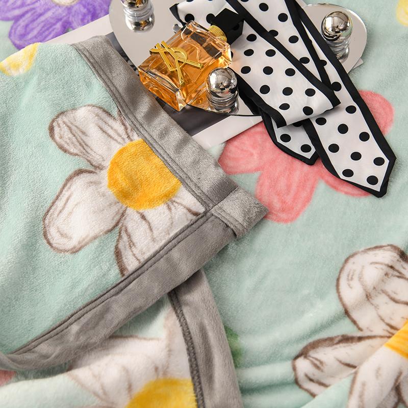 Color Flowers Pattern Blanket Lightweight Fluffy Plush Floral Printed Super Soft Flannel Throw Blanket for Bed Sofa and Travel