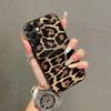 Чехол Samsung Galaxy S25 Ultra из кожи с принтом леопарда - Дизайн в стиле ретро "Пикантная девушка", Легкая роскошь
