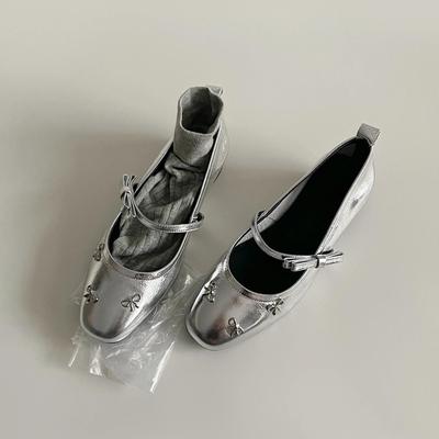 Серебристые туфли на плоской подошве, женские туфли Мэри Джейн с неглубоким вырезом, с ремешком на одну пряжку и бантом, универсальные маленькие кожаные туфли