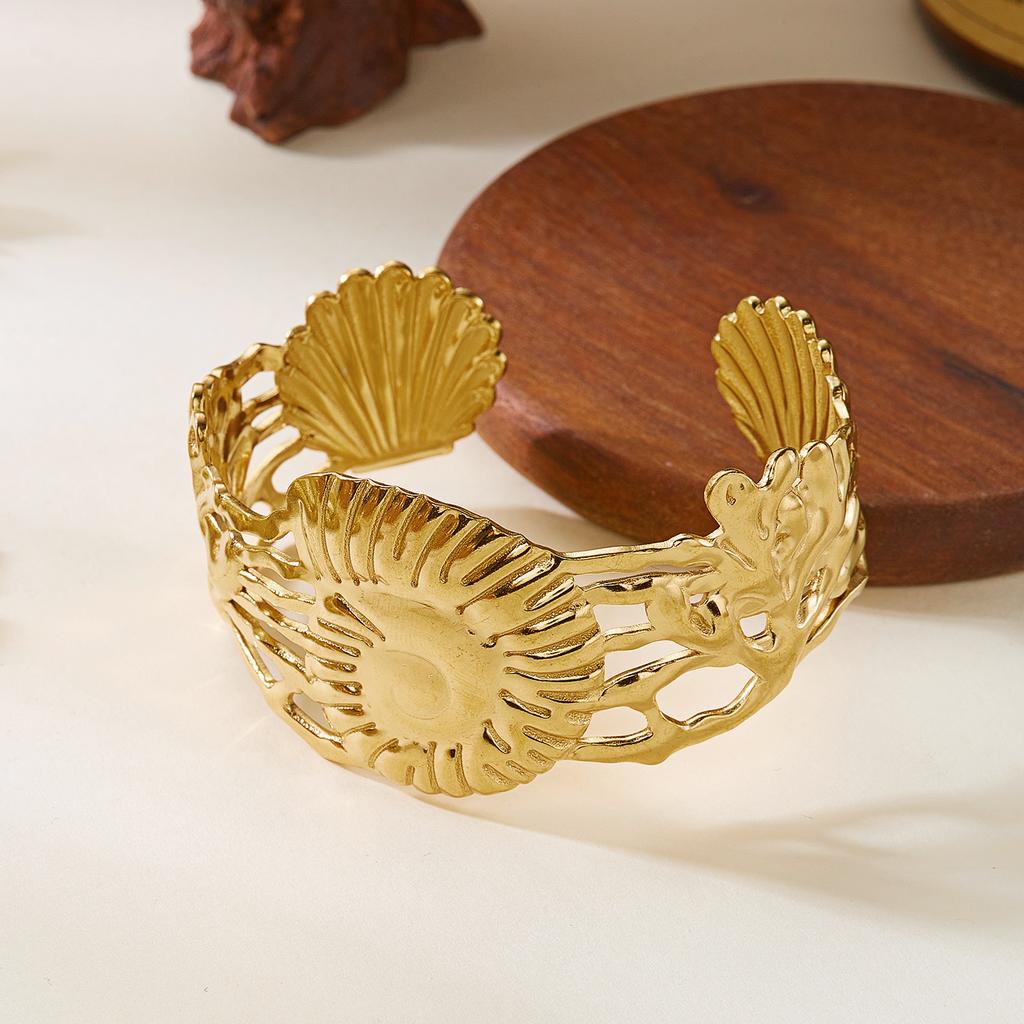Stainless Steel Daisy Print Wide Cuff Bracelet for Women Bohemia Gold Color Shell Heart Bangles Friendship Jewelry Accessories