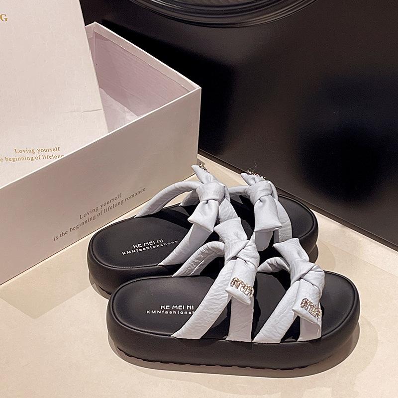 Крутые шлепанцы на толстой подошве для женской уличной обуви 2025 новый летний темперамент модные универсальные шлепанцы с бантом