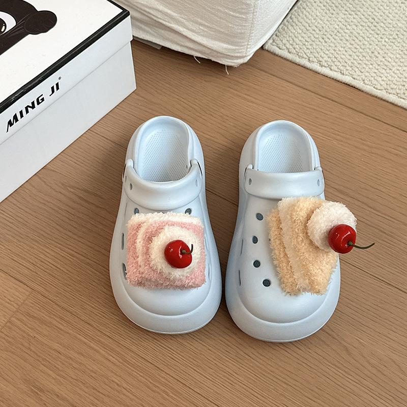 Милые мультяшные туфли-дырки для торта женские 2025 лето новая верхняя одежда повседневные толстые подошвы увеличивают рост дышащие с закрытым носком шлепанцы прилив
