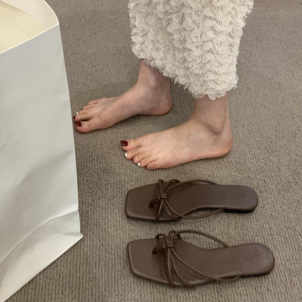 Корейская версия ретро-тапочек для женщин, летняя одежда 2024, новые, с плоской подошвой, простые, с застежкой-клипсой, нескользящие, римские, с узором «елочка», классные тапочки