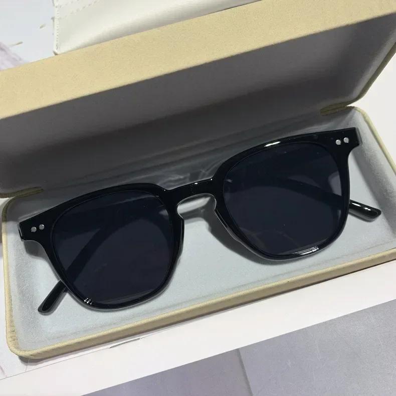 Summer Square Frame Punk Sunglasses Classic Vintage Rivets UV400 Sun Shade Eyeglasses for Women Men Vintage Retro Luxurious Eyewear Gafas De Sol
