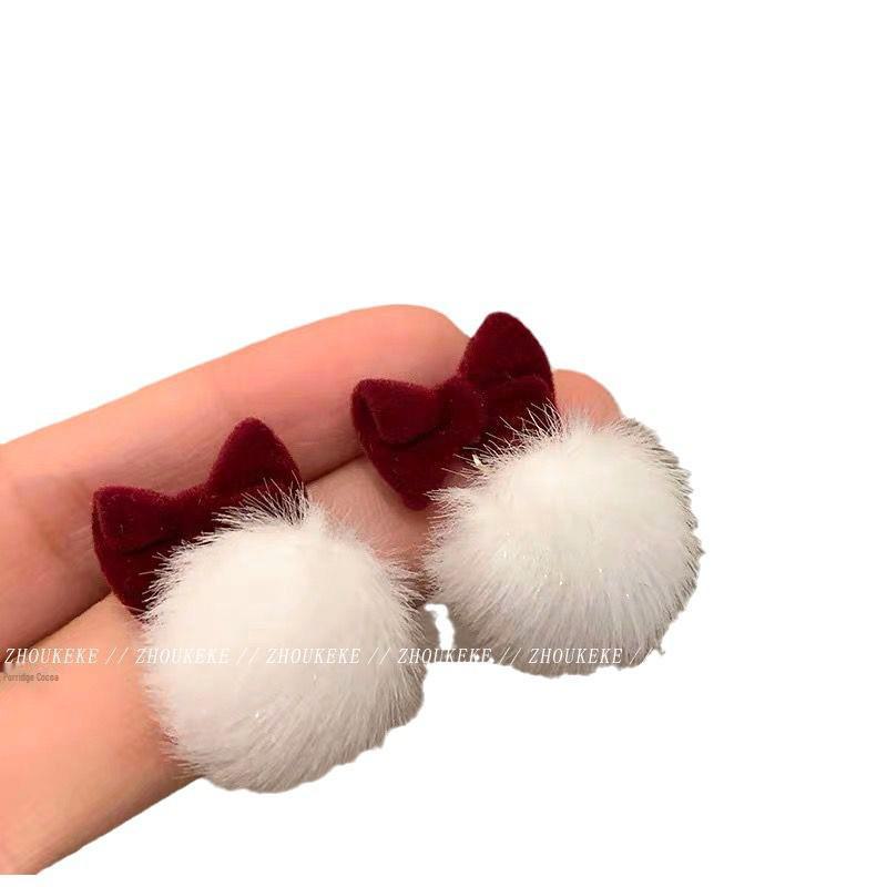 2024 Красные бархатные плюшевые серьги-бантики: Уникальный дизайн мехового шарика осень-зима для женщин