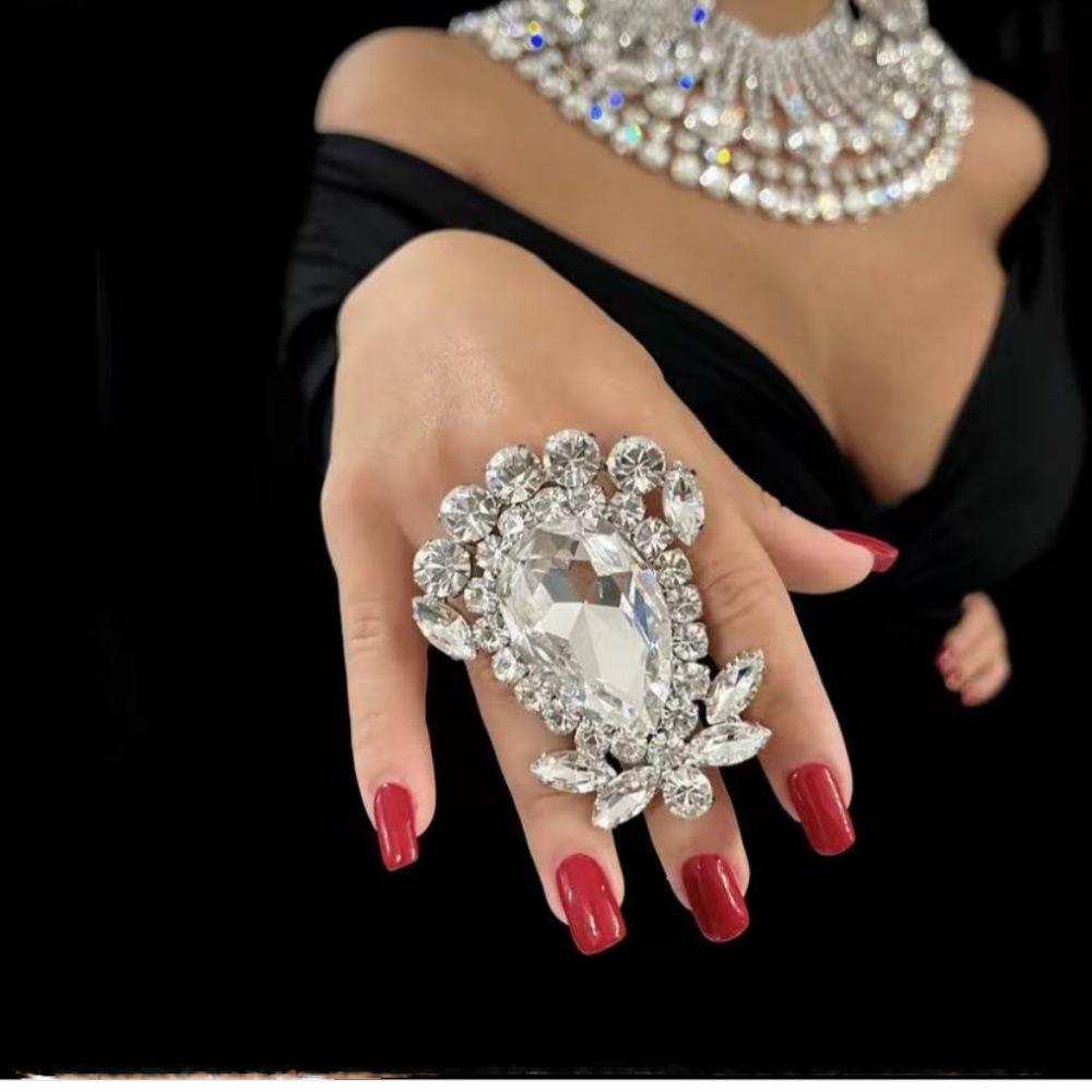 Шикарные и смелые кольца с кристаллами в форме капли воды - эффектные украшения для женщин