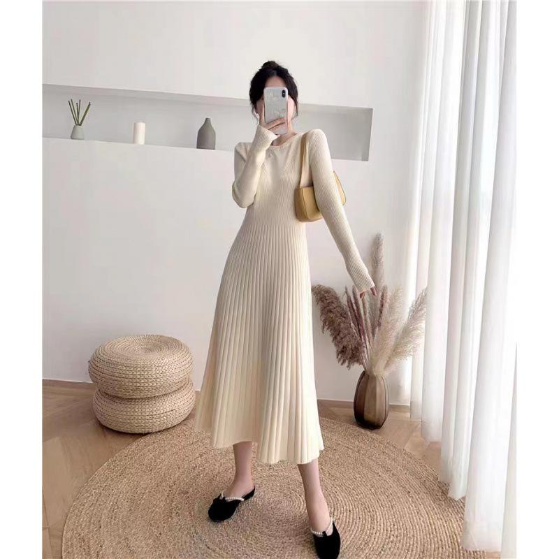 Платье-свитер миди с черным трикотажным воротником для беременных на осень/зиму