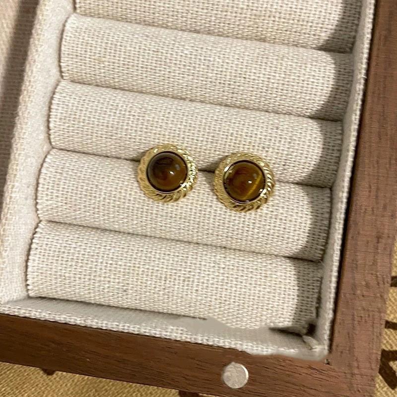Серьги 'Серебряная игла' в стиле 'Тигровый глаз': Элегантные, модные серьги-пусеты с отделкой карамельного цвета.