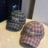 Новая осенне-зимняя модная контрастная клетчатая бейсболка для женщин, повседневная и универсальная уличная кепка с козырьком, подчеркивающая лицо, маленькая, в стиле ретро