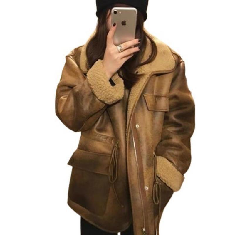 Нося утолщенные пальто с обеих сторон, высокие женщины выглядят в стиле ретро и универсально, свободно и модно, и имеют старый темперамент локомотивной одежды.