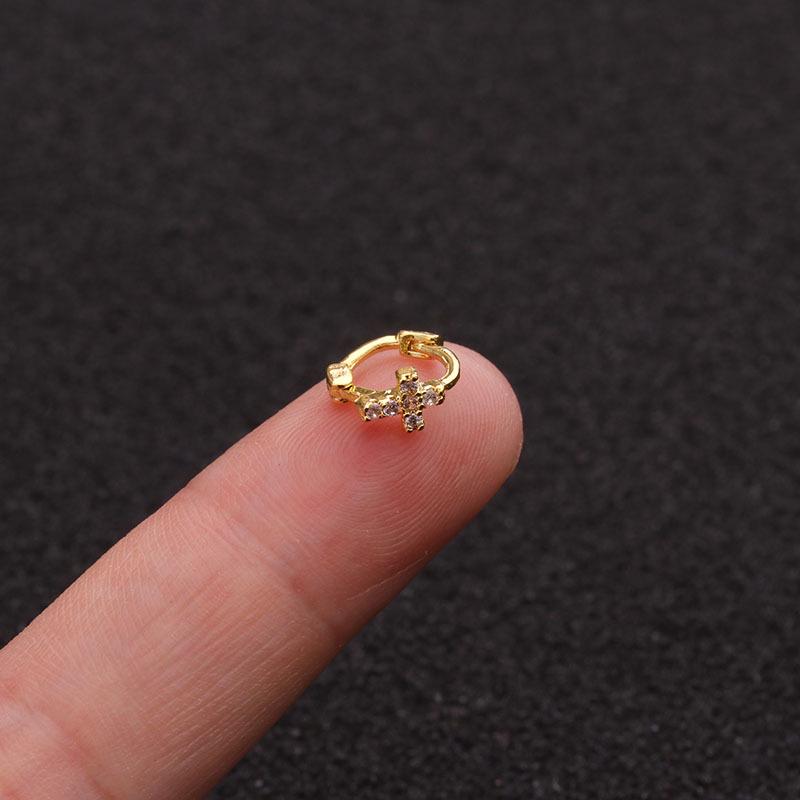 Изысканные маленькие серьги в хрящ с камнем