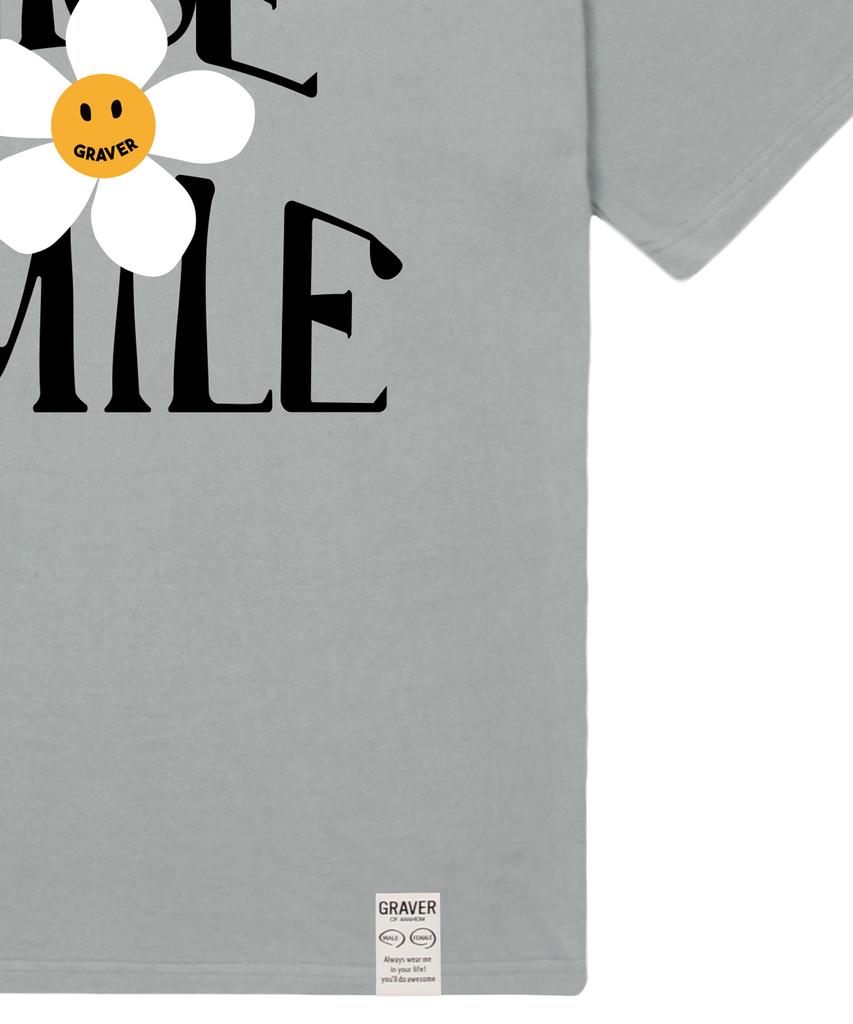 GRAVER [Унисекс] Футболка с коротким рукавом и логотипом 'Nice Smile' и цветком_Хаки Серый