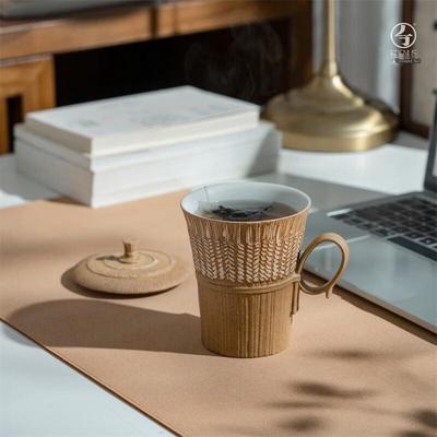 Керамическая офисная кружка для чая Edenus с ячменем в руке