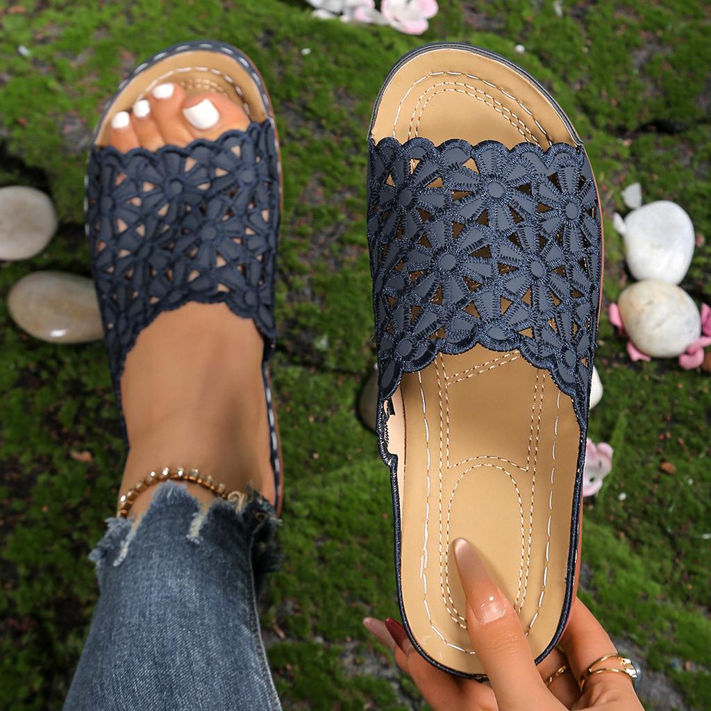 Женские шлепанцы широкой полноты с цветочной перфорацией - сандалии-мюли на низком клину для лета, минималистичные повседневные шлепанцы