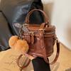 В этом году популярными небольшими сумками являются женские осенне-зимние универсальные модные ретро-сумки через плечо, переносные сумки-ведра.