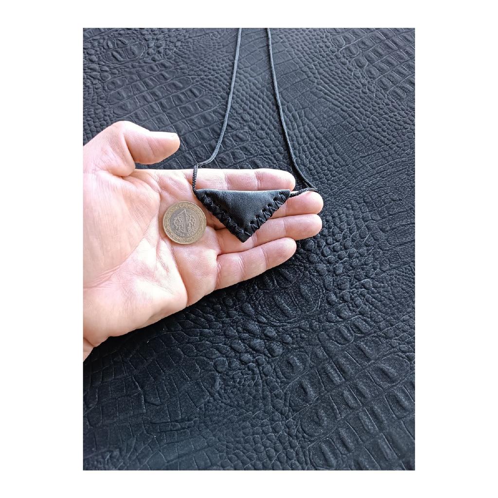 Kay Ceven Молитвенное треугольное ожерелье-амулет из натуральной кожи закрытое