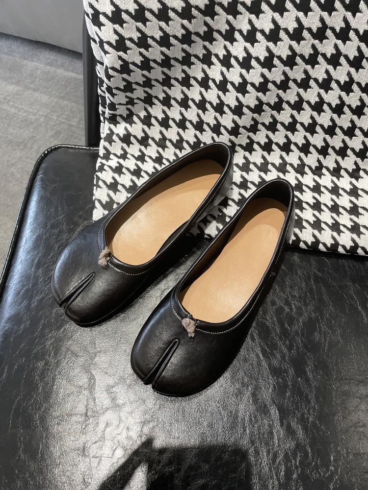 2025A Новый стиль кожаных туфель с разделением пальцев с эффектом стирки, женские неглубокие серебристые туфли на каблуке «свиное копытце» и балетки