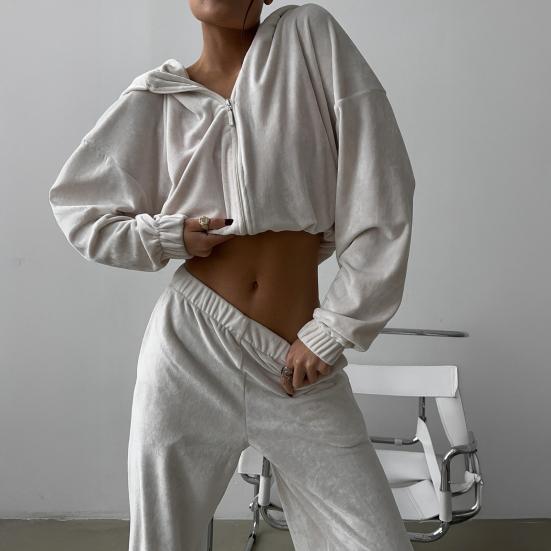 Женский велюровый спортивный костюм из 2 предметов: толстовка с капюшоном на молнии и брюки широкого кроя. Комплект из мягкого бархата.