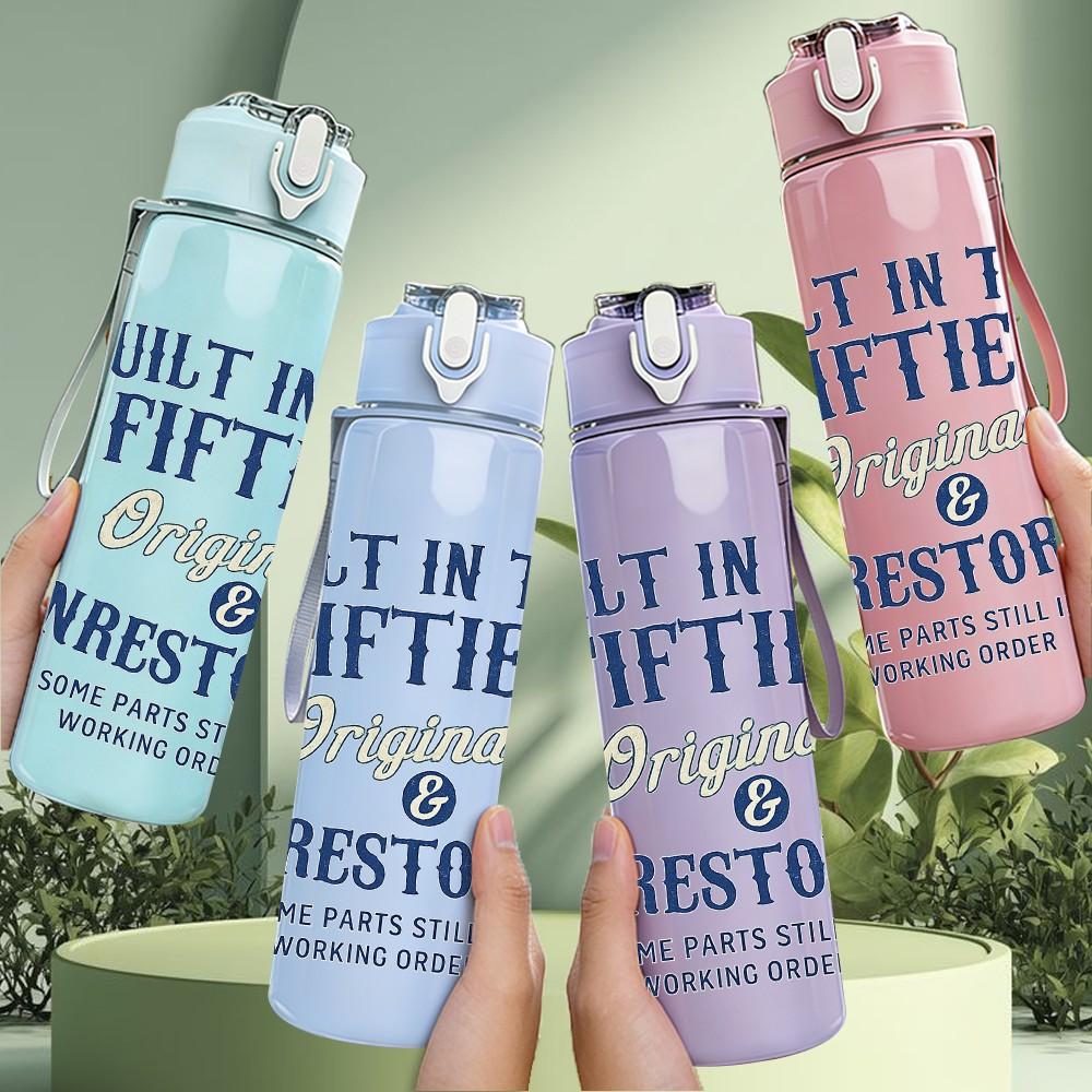 1PC Built In The Fifties Retro Badge Print 750ml Color Plastic Sports Water Bottle Leakproof Flip Straw Lid Suitable for Sports Office Home Use