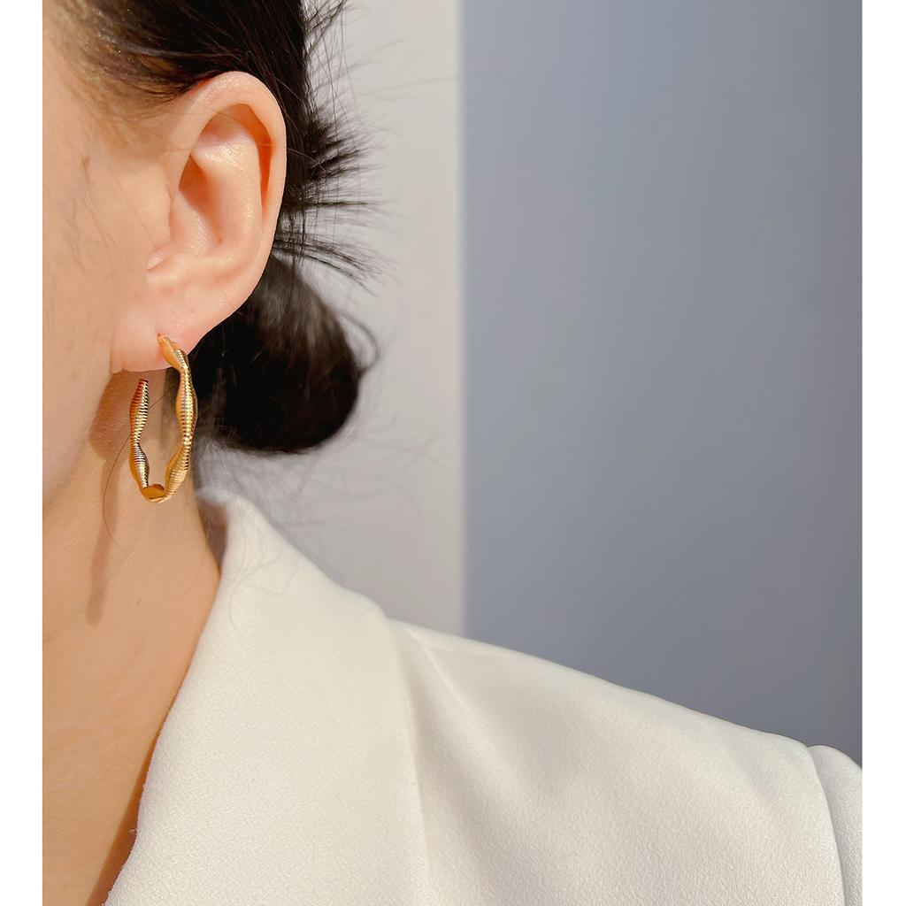 Креативные металлические минималистичные серьги в форме буквы С, дизайн пружинных винтовых сережек, серебряные игольчатые украшения