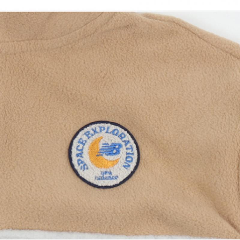 New Balance Детский флисовый тренировочный комплект бежевого цвета