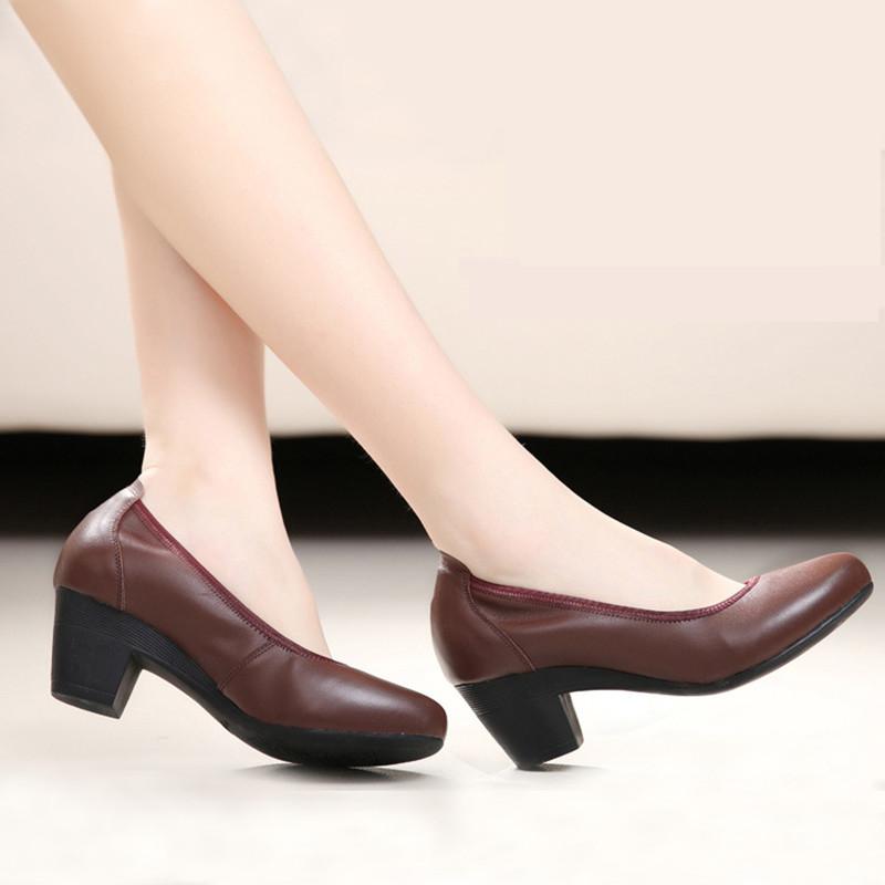 Модные женские туфли из натуральной кожи, туфли для офиса, женские туфли-балетки на танкетке, 2017, новейшие туфли на высоком каблуке, женские туфли для мамы, большой размер