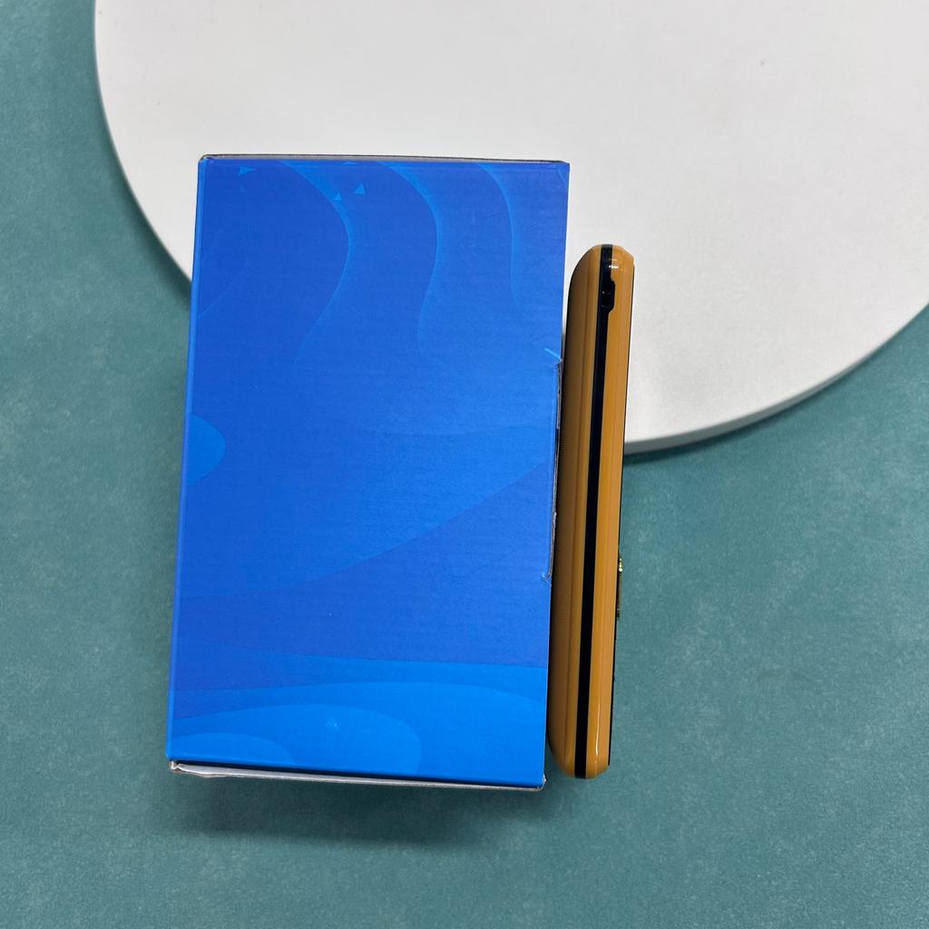 Новый мобильный телефон YEEMI K3 GSM 2G 2,4 дюйма HD Dual SIM 2500 мАч Большая батарея Фонарик Type-C Камера Супертонкий кнопочный телефон для пожилых людей и студентов