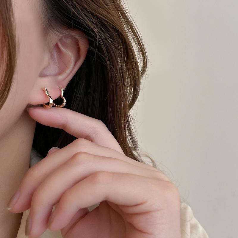 ANENJERY Simple Hollow Heart Earrings Temperament Couple Heart Earrings for Women Texture Jewelry Gift Wholesale