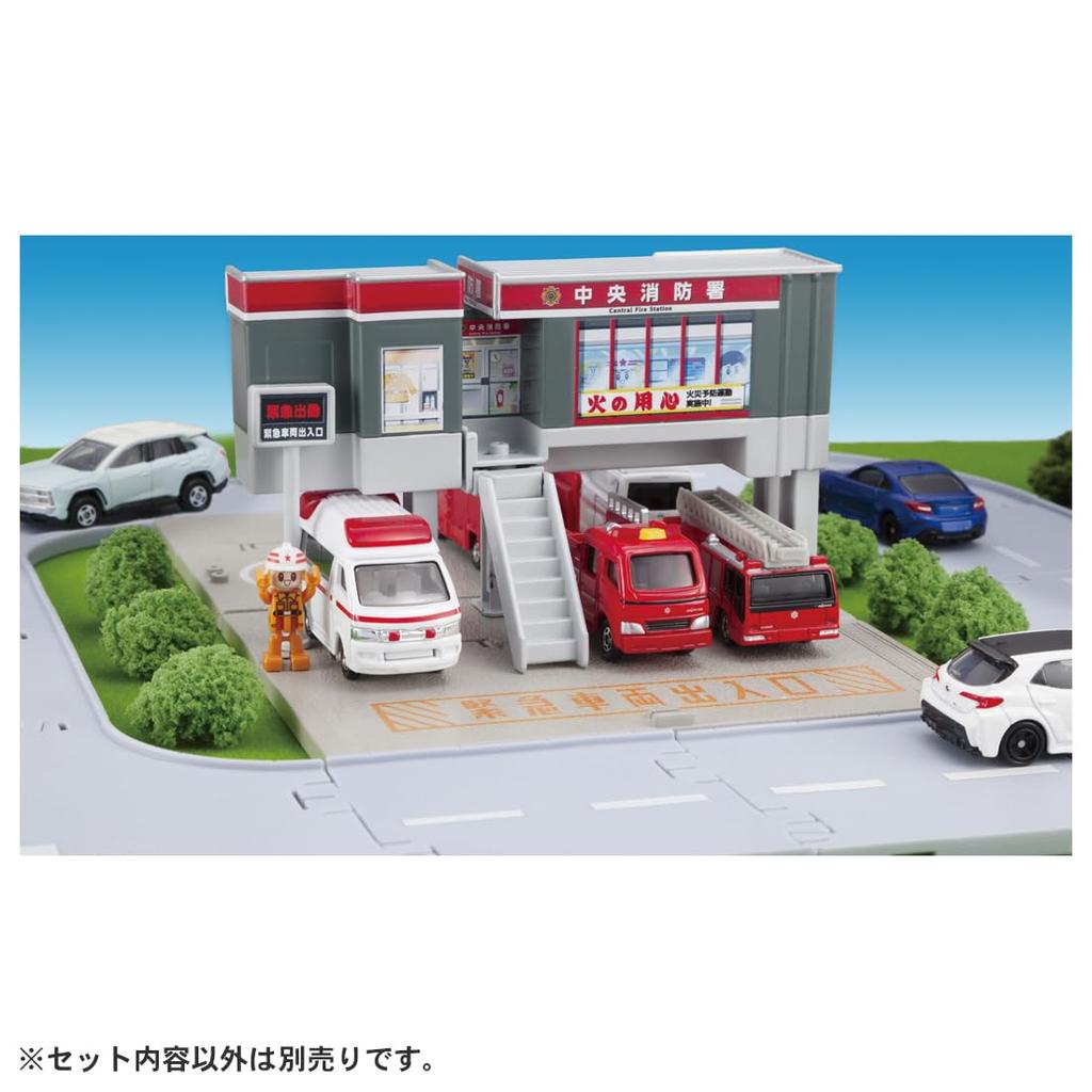 Takara Tomy Tomica Tomica Town Fire Station Miniature Car Toy for ages 3 and up (with firefighter)