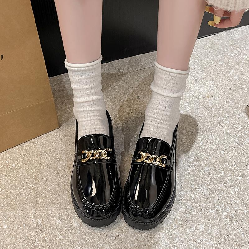Лоферы на толстой подошве из лакированной кожи с открытым верхом, универсальные модные туфли, женские 2025 осень, корейская версия, студенческие туфли-лодочки