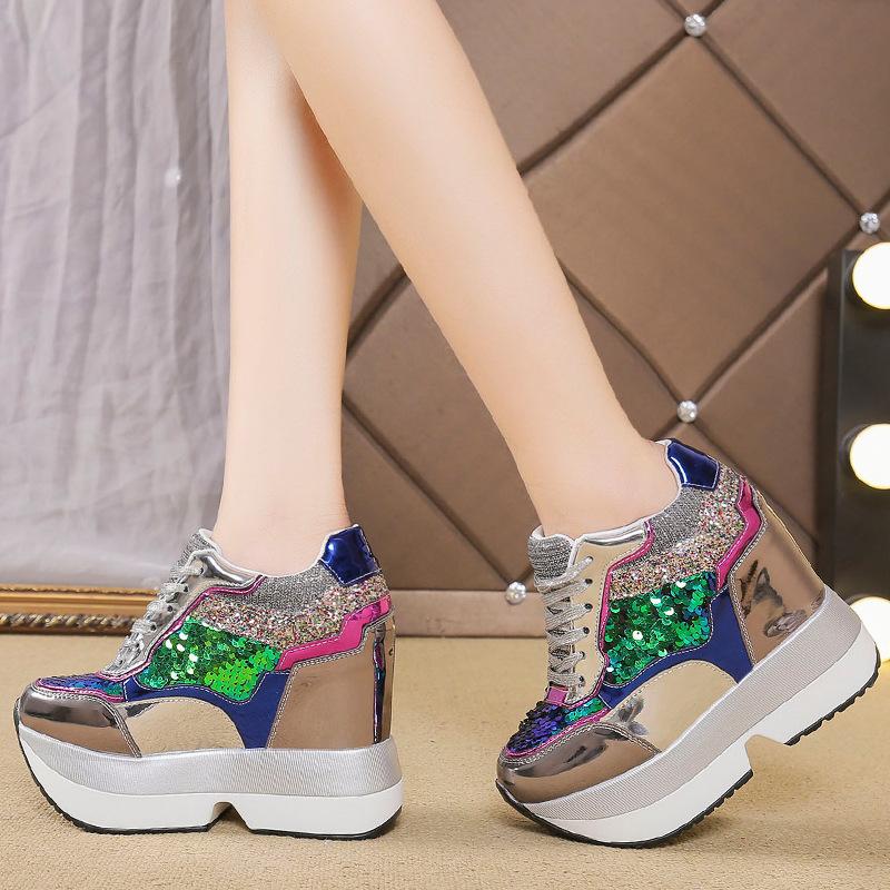 2022 новые модные увеличивающие кроссовки на танкетке, женские блестящие удобные прогулочные туфли на платформе