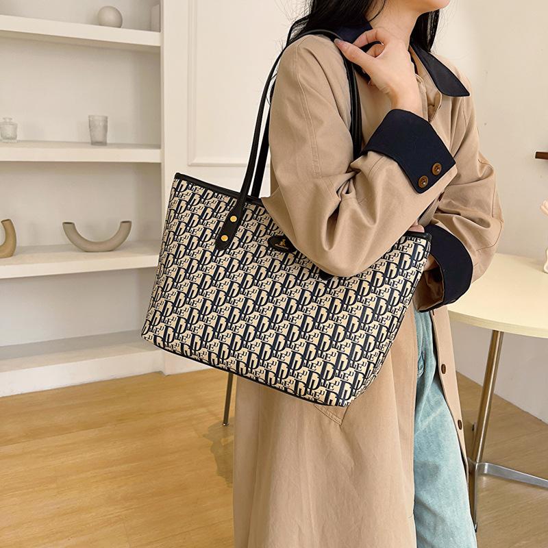2025 Winter New Large-capacity Letter Print Light Luxury Bag for Commuting To Work One-shoulder Hand-held Retro Tote Bag