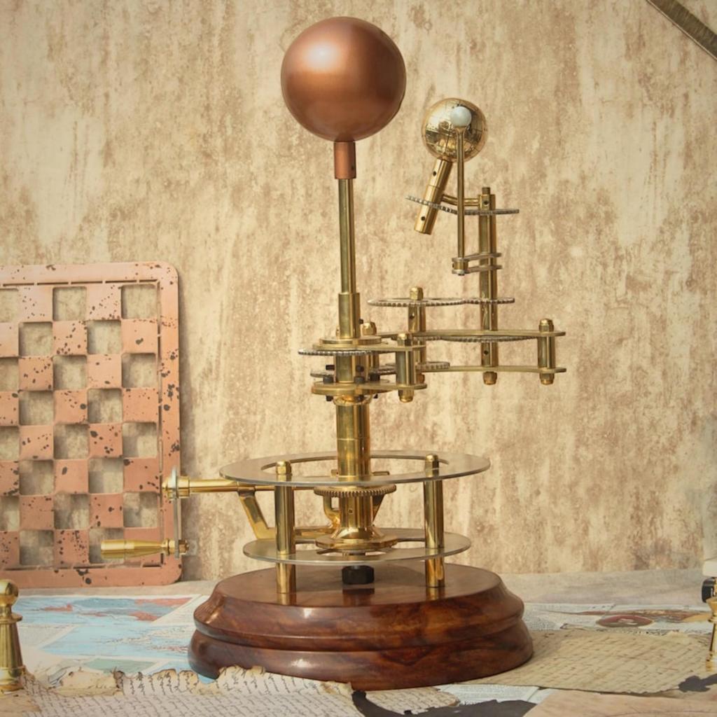 Латунная планетария, показывающая движение Земли и Луны вокруг Солнца