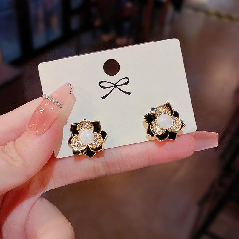 Элегантные серьги «Черная камелия» с серебряными штифтами S925 пробы и микро-инкрустированными бриллиантами для женщин