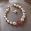 Простой женский браслет с клубничным кристаллом и натуральным жемчугом