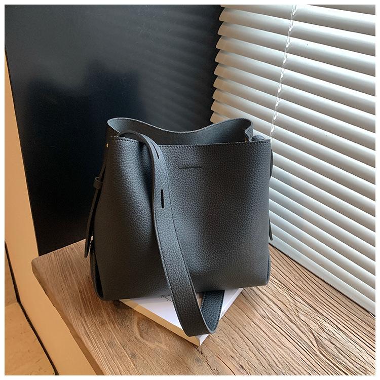 Премиальная текстура, иностранный стиль, популярная наплечная сумка, новинка 2025 года, женская, для отдыха, простая, большой вместимости, универсальная однотонная сумка-ведро