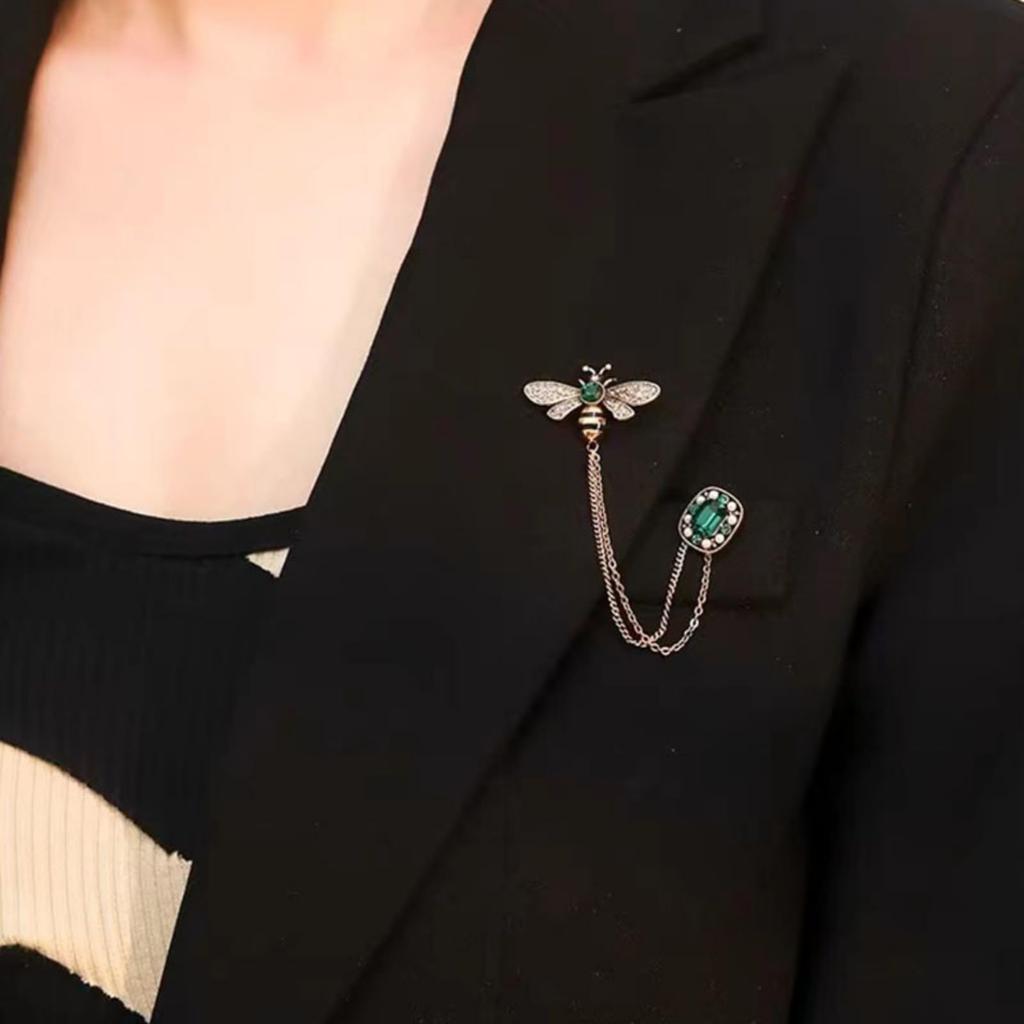 Женская брошь в виде пчелы