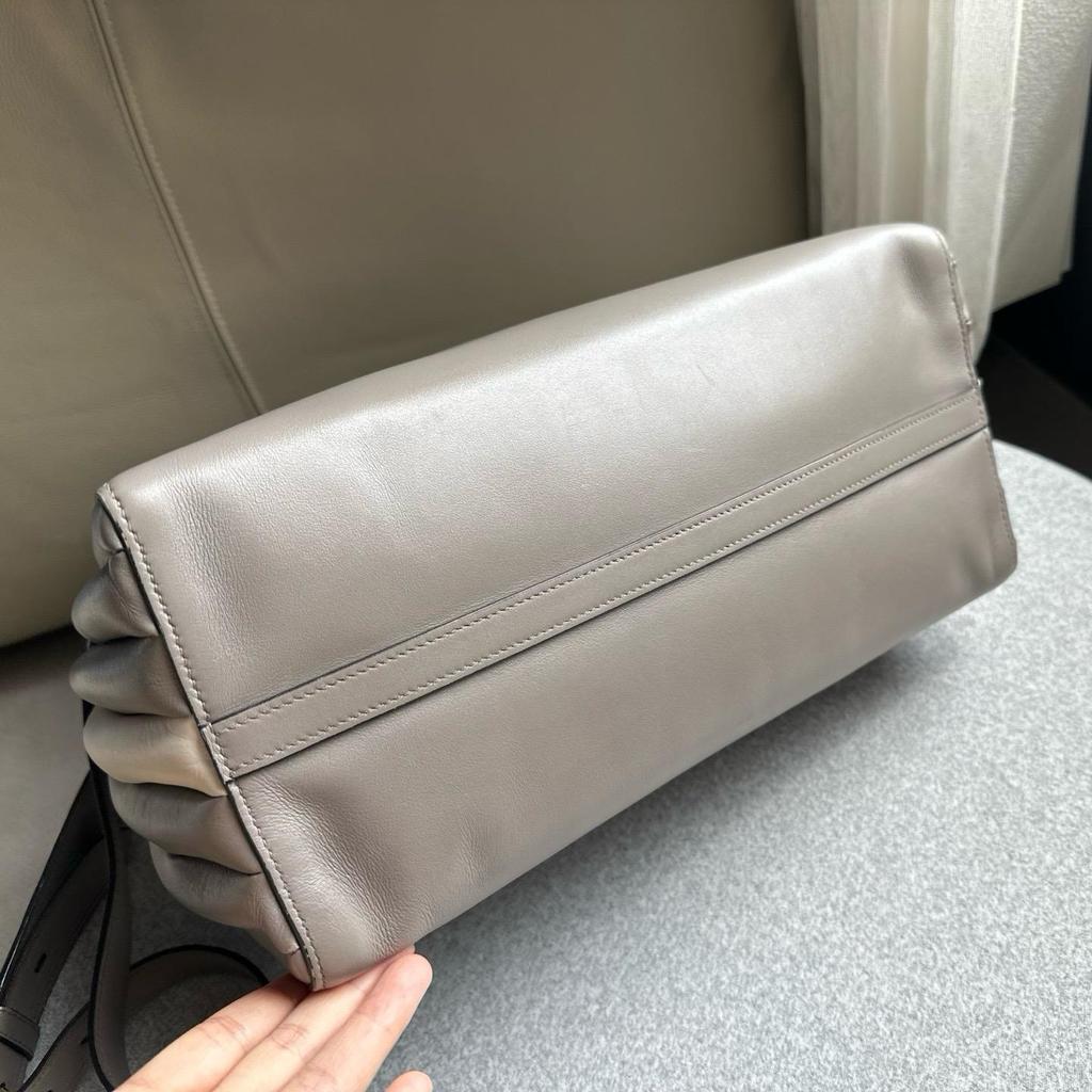 [Pre-Owned] Gray Leather Medium Tote Bag - Excellent #1V1CWGG