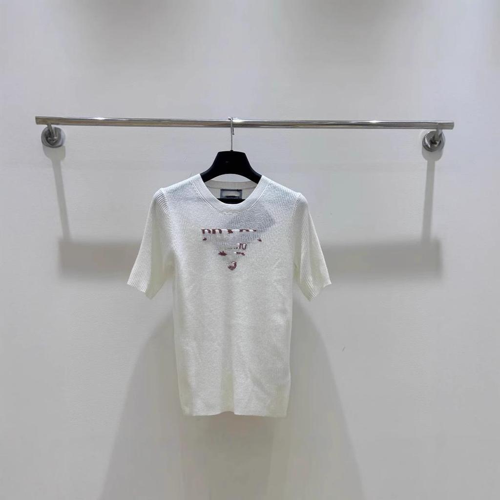 Женская белая футболка приталенного кроя с летним вышитым логотипом