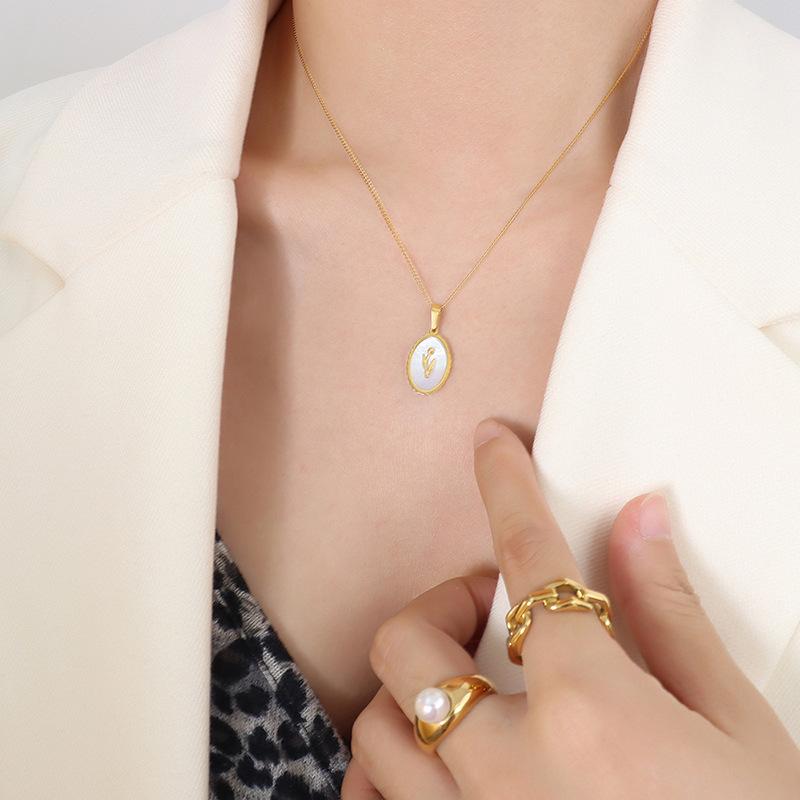 Французский нишевый дизайн Sense Retro универсальные ювелирные изделия женские титановые стальные позолоченные 18-каратное золото белые ракушки и золотое ожерелье