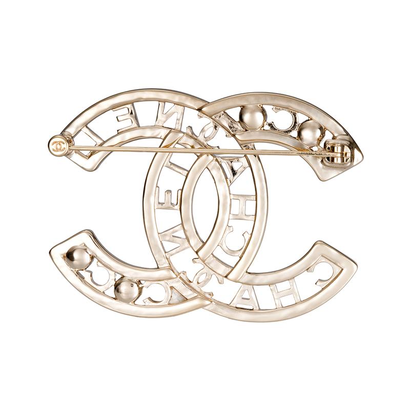Chanel Брошь CC с двойным C логотипом, полая, с жемчужными буквами, заполненная металлом, унисекс, одинаковый стиль, для пары, золотая