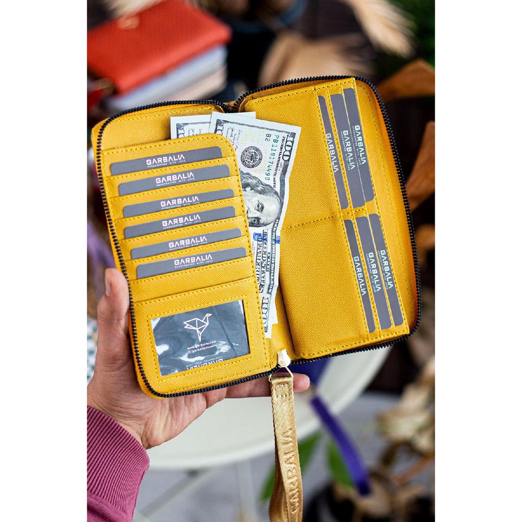 Tilburg Кошелек-портфель с ручкой на запястье и соломенным узором сливово-фиолетового цвета с большим количеством визитниц