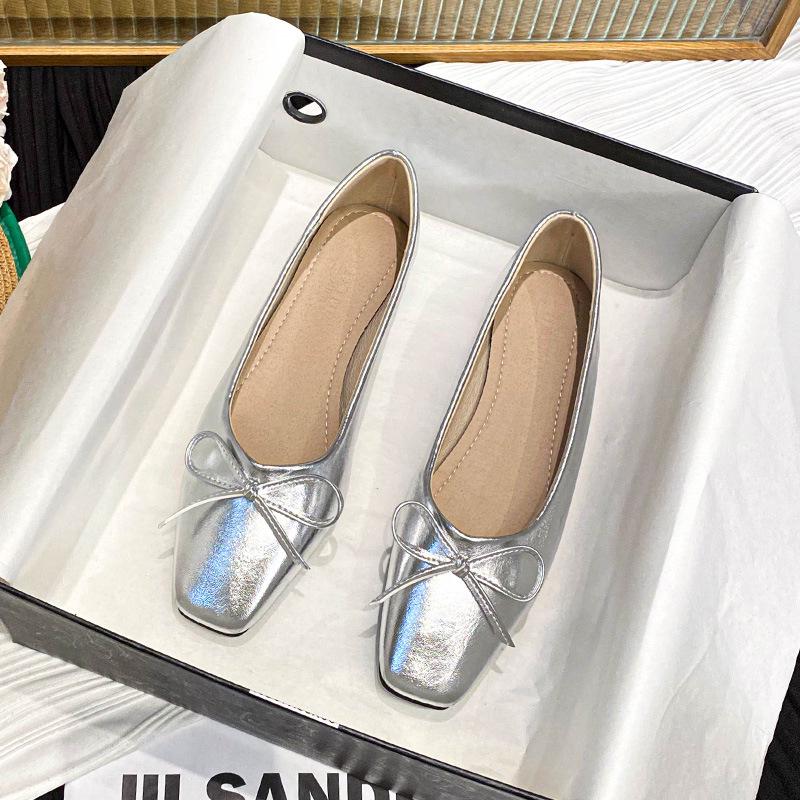 Серебристые балетки с бантом: Женская обувь в стиле Мэри Джейн 2025