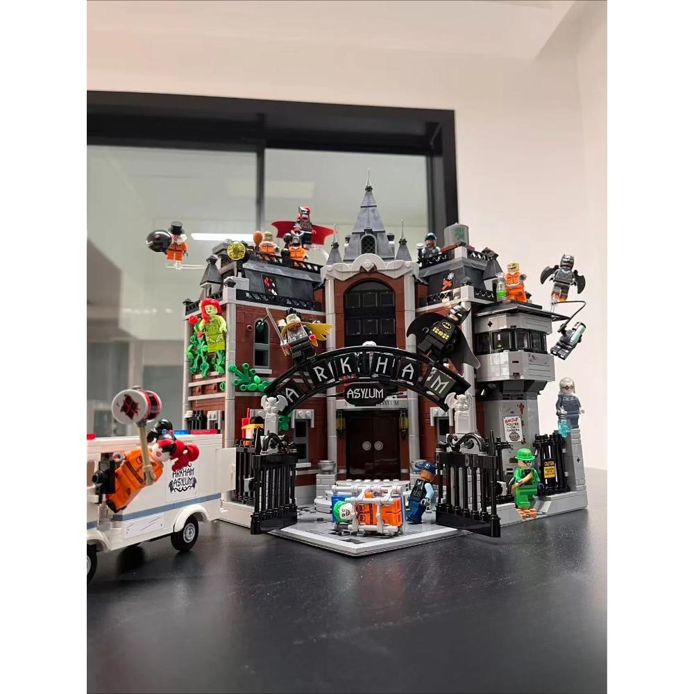 2025 NEW 76300 Arkham Asylum building model, suitable as a birthday gift, collection item or decorative piece for adults.