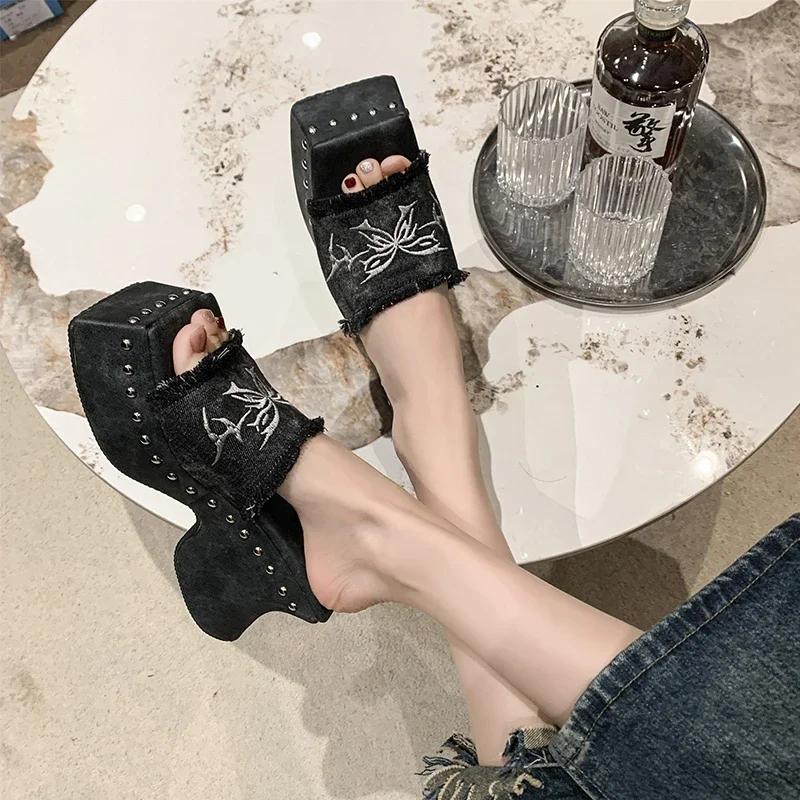 Мода 2024 года, новые готические тапочки на платформе для женщин, джинсовая бабочка, модный металлический дизайн, модные заклепки, слипоны, женская обувь в стиле панк, лето