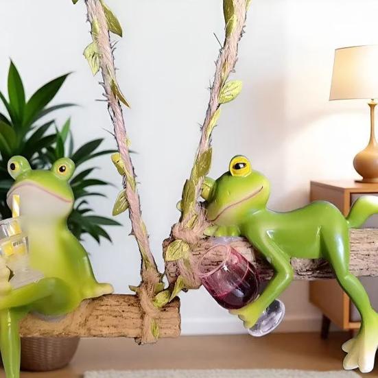 Садовые качели Лягушка Полимерная статуэтка лягушки на качелях с красным вином/напитками в руке для балкона, сада, цветочных горшков, наружного и внутреннего декора