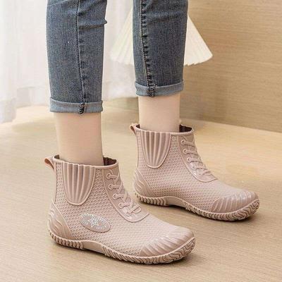 Носите водонепроницаемые и нескользящие резиновые сапоги средней длины для взрослых, женские резиновые туфли на мягкой подошве в дождливые дни.