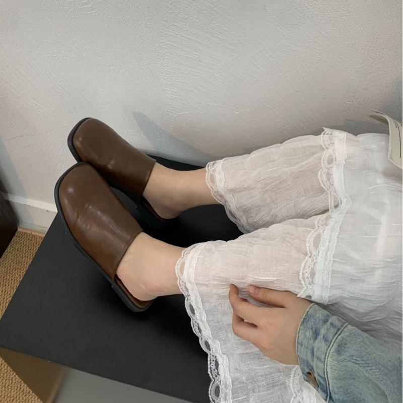 Весной и осенью 2025 года новая ретро британская сумка с плоским дном, головка и полушлепанцы, женская обувь, версия для ношения, обувь Мюли